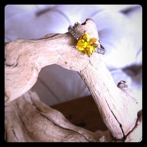 Sterling silver ring with yellow cz stone